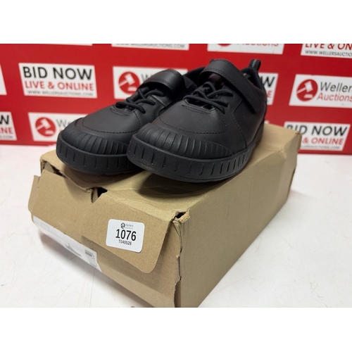 1076 - CHILDRENS CLARKS BLACK APOLLO STEP K LEATHER SHOE/ UK 1.5