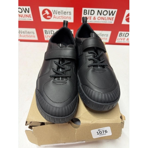 1076 - CHILDRENS CLARKS BLACK APOLLO STEP K LEATHER SHOE/ UK 1.5
