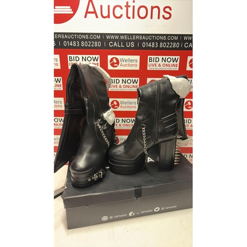1082 - LADIES NEW LAMODA STUDDED SKULL BOOTS  / UK 7