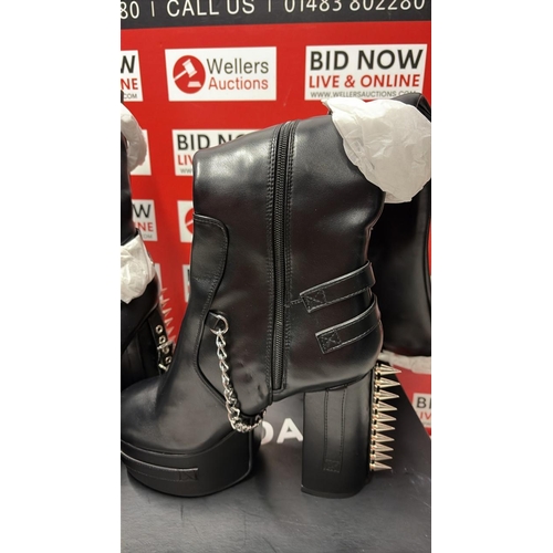 1082 - LADIES NEW LAMODA STUDDED SKULL BOOTS  / UK 7