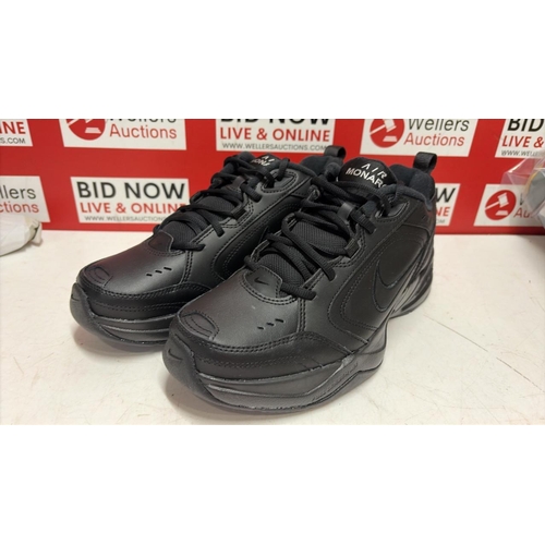 1097 - GENTS NEW NIKE AIR MONARCH IN BLACK / SIZE UK 8