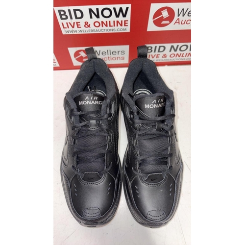 1097 - GENTS NEW NIKE AIR MONARCH IN BLACK / SIZE UK 8