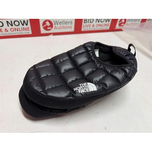 1100 - LADIES NEW THE NORTH FACE THERMOBALL V TRACTION SLIPPERS / XS