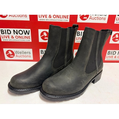 1101 - LADIES NEW CLARKS CHELSEA BOOT / UK 4