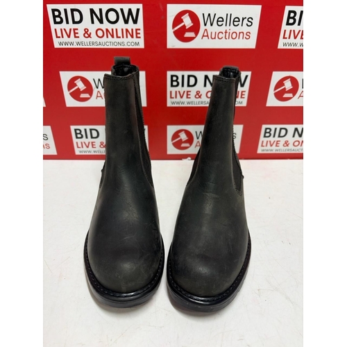 1101 - LADIES NEW CLARKS CHELSEA BOOT / UK 4