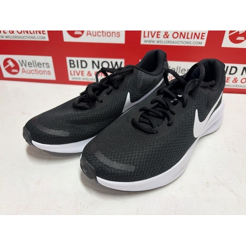 1103 - GENTS NEW NIKE FOOTBED TRAINER / UK 6