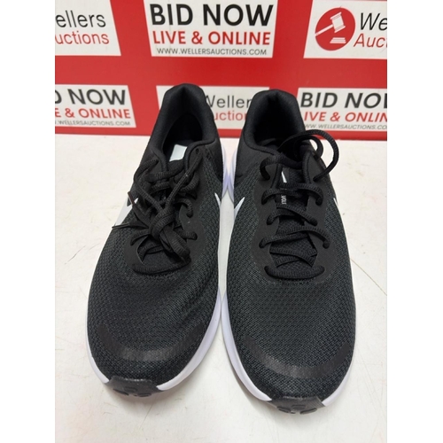 1103 - GENTS NEW NIKE FOOTBED TRAINER / UK 6