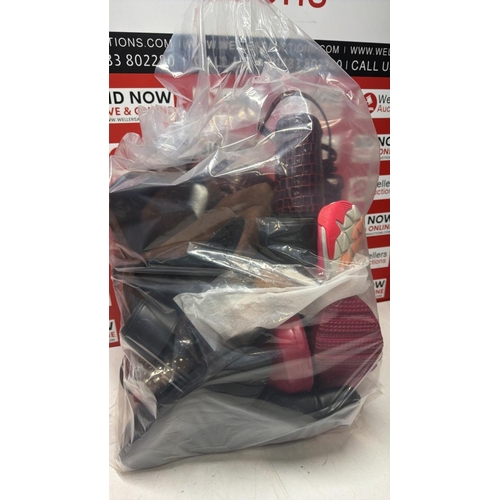 1110 - LADIES PRE OWNED ASSORTED BAG OF SHOES / MIXED SIZES INC NIKE NEW BALANCE