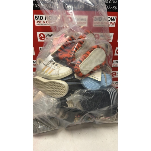 1111 - CHILDRENS MIXED BAG OF ASSORTED SHOES / MIXED SIZES INC NIKE CONVERSE ADIDAS VANS