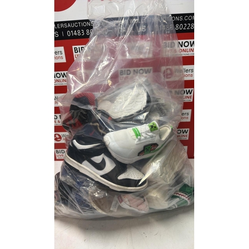 1111 - CHILDRENS MIXED BAG OF ASSORTED SHOES / MIXED SIZES INC NIKE CONVERSE ADIDAS VANS