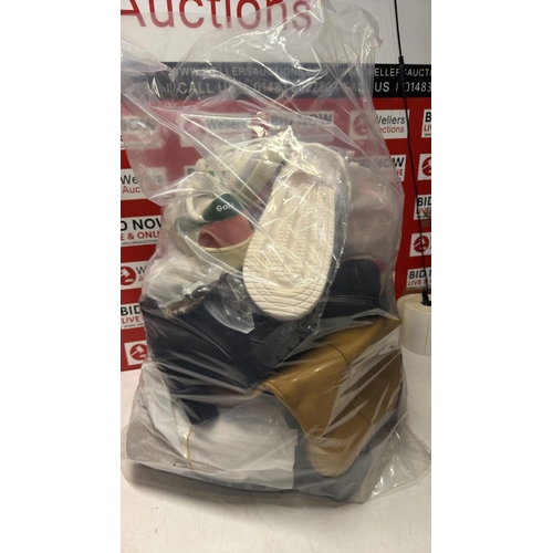 1114 - LADIES MIXED BAG OF ASSORTED SHOES/ MIXED SIZES