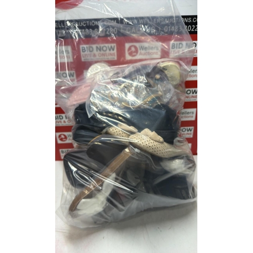 1114 - LADIES MIXED BAG OF ASSORTED SHOES/ MIXED SIZES
