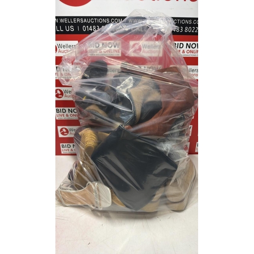 1115 - LADIES MIXED BAG OF ASSORTED SHOES/ MIXED SIZES