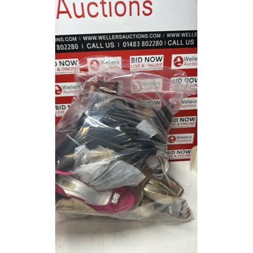 1115 - LADIES MIXED BAG OF ASSORTED SHOES/ MIXED SIZES
