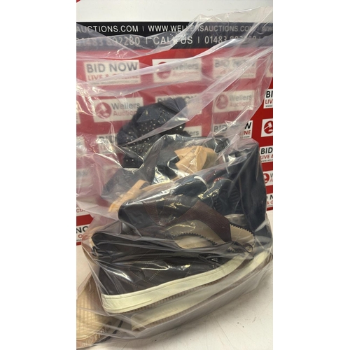 1118 - CHILDRENS MIXED BAG OF SHOES INC NIKE NEW BALANCE/ MIXED SIZES