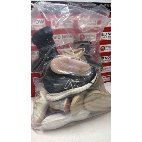 1118 - CHILDRENS MIXED BAG OF SHOES INC NIKE NEW BALANCE/ MIXED SIZES