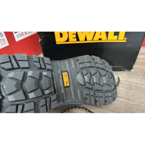 9149 - DEWALT DOUGLAS BLACK STEEL TOE SAFTEY BOOTS / UK 10 [51]