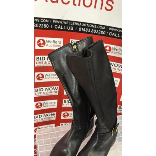 2010 - LADES PRE-OWNED RALPH LAUREN FLAT KNEE HIGH BOOTS / SIZE 5