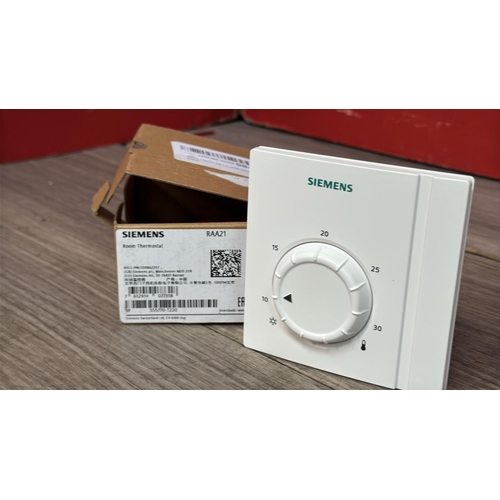 9042 - SIEMENS ROOM THERMOSTAT RAA21 / NEW [51]