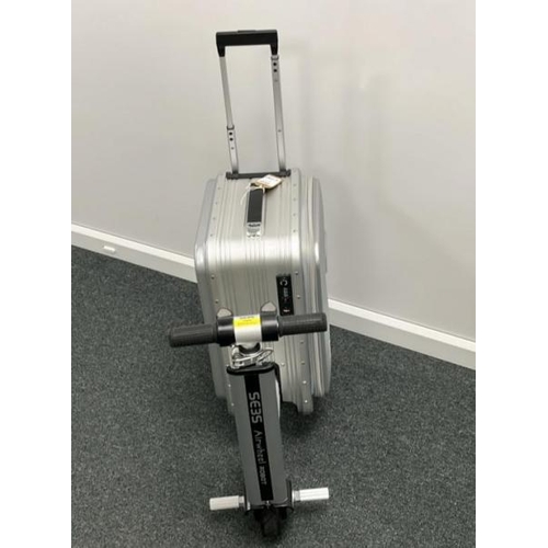 9898 - X1 AIRWHEEL ROBOT SE3S SMART RIDING LUGGAGE BOARDING  SCOOTER/ CABIN SIZE/ SILVER