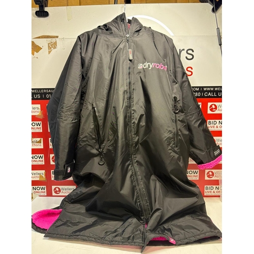 7240 - UNISEX PRE-OWNED DRY ROBE / SIZE M