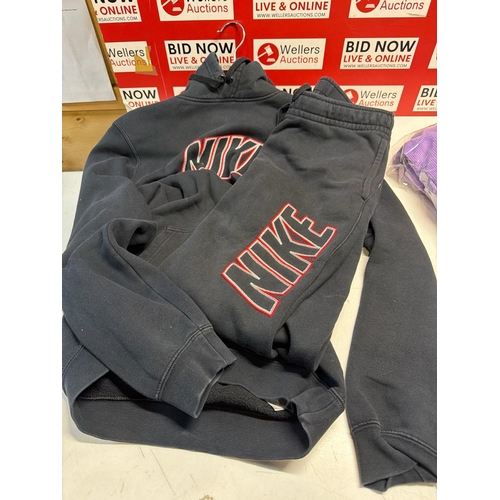 7247 - GENTS PRE-OWNED NIKE HOODED TRACKSUIT / SIZE XS
