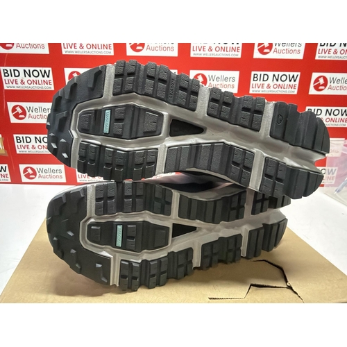 7252 - CHILDRENS NEW ON CLOUDHERO WATERPROOF TRAINERS / SIZE 4.5