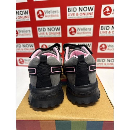 7254 - CHILDRENS NEW VICCO HIKING TRAINERS / SIZE 2.5