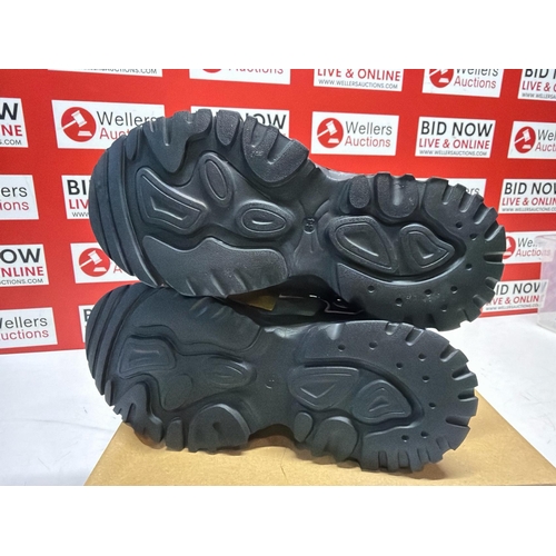 7254 - CHILDRENS NEW VICCO HIKING TRAINERS / SIZE 2.5