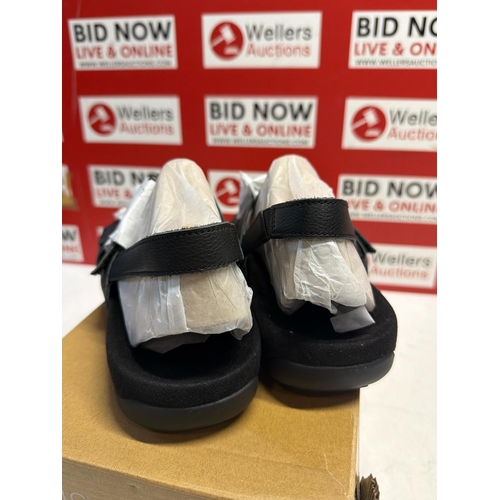 7262 - LADIES NEW VIONIC SANDALS / SIZE 6