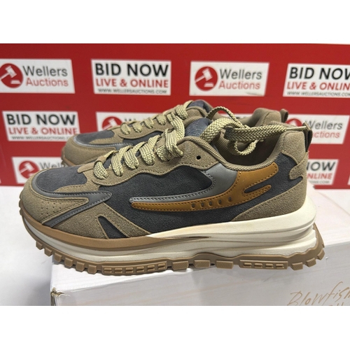 7264 - LADIES NEW BLOWFISH MALIBU TRAINERS / SIZE 6.5