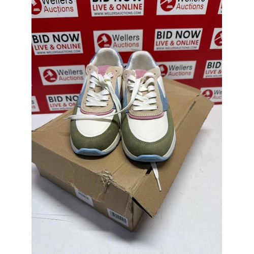 7267 - LADIES NEW AADA STUDIOS TRAINERS / SIZE 5