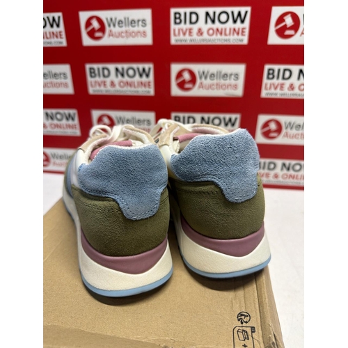 7267 - LADIES NEW AADA STUDIOS TRAINERS / SIZE 5