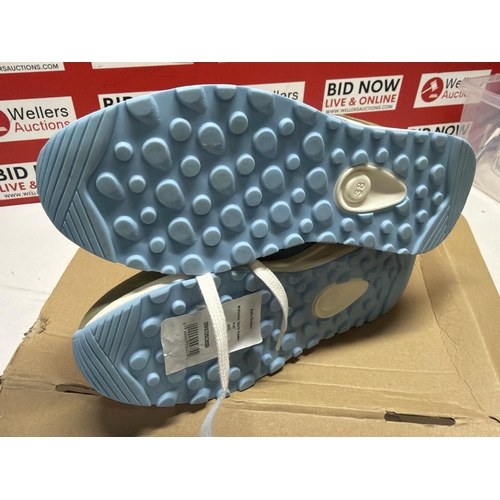 7267 - LADIES NEW AADA STUDIOS TRAINERS / SIZE 5