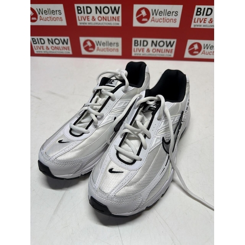 7270 - LADIES NEW NIKE RUNNING TRAINERS / SIZE 6