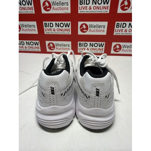 7270 - LADIES NEW NIKE RUNNING TRAINERS / SIZE 6