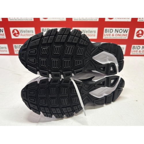 7270 - LADIES NEW NIKE RUNNING TRAINERS / SIZE 6