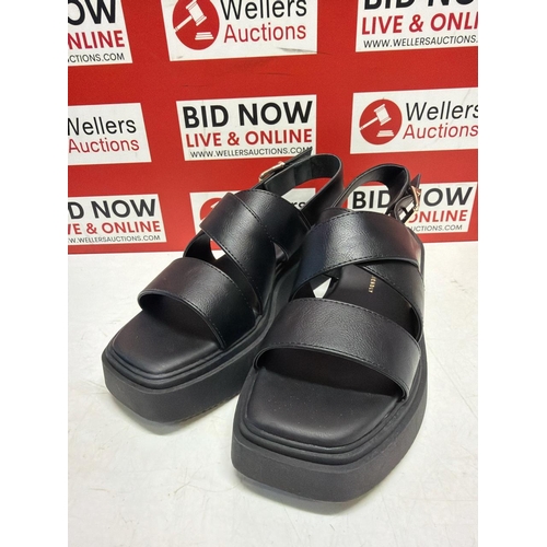 7271 - LADIES NEW SCHUH WEDGE SANDAL / SIZE 5