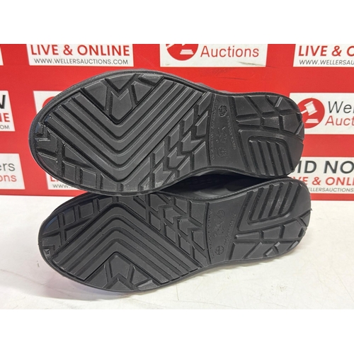 7272 - GENTS NEW EARTHWRKS PROTECTIVE FOOTWEAR / SIZE 9