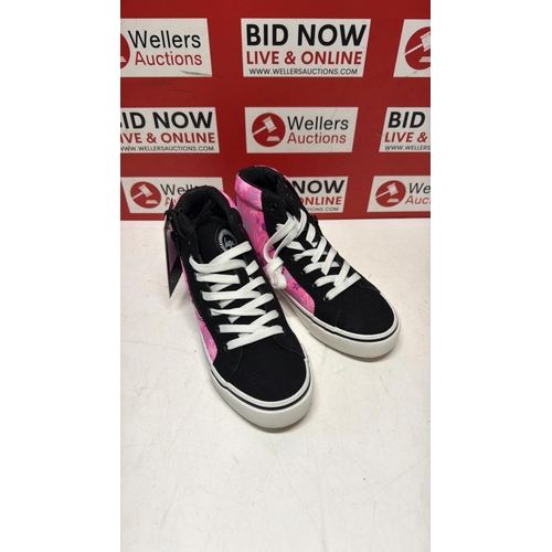 7279 - CHILDRENS NEW HYPE HIGH TOP TRAINERS / SIZE 2