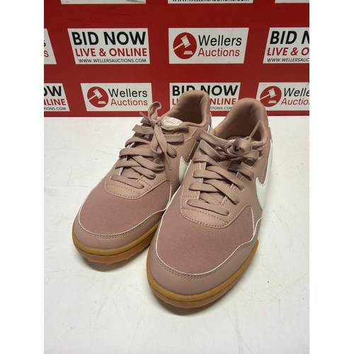 7285 - LADIES NEW NIKE TRAINERS / SIZE 6