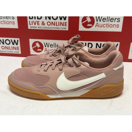 7285 - LADIES NEW NIKE TRAINERS / SIZE 6