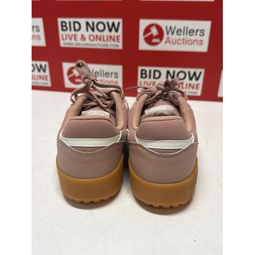 7285 - LADIES NEW NIKE TRAINERS / SIZE 6