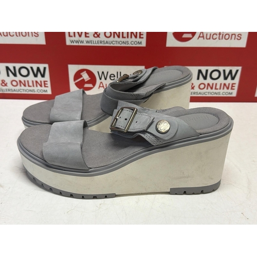 7292 - LADIES NEW TIMBERLAND WEDGE / SIZE 5.5