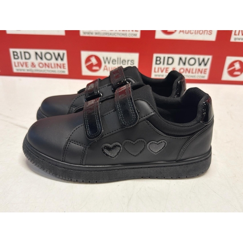 7296 - CHILDRENS NEW XL SCHOOL SHOES / SIZE 2