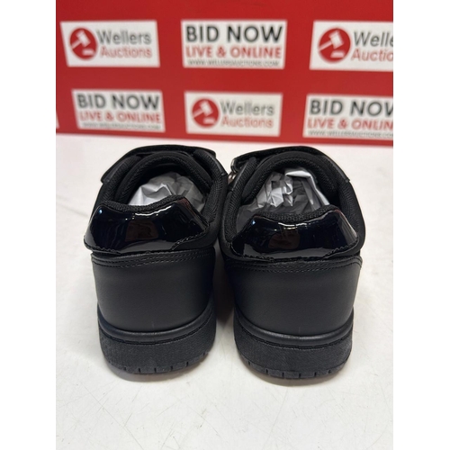 7296 - CHILDRENS NEW XL SCHOOL SHOES / SIZE 2