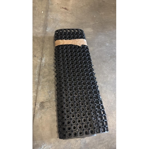 7436 - LARGE HEAVY DUTY RUBBER FLOOR MATTING
