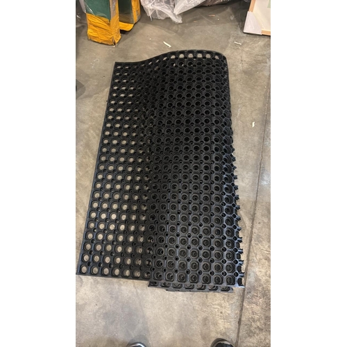 7437 - LARGE HEAVY DUTY RUBBER FLOOR MATTING