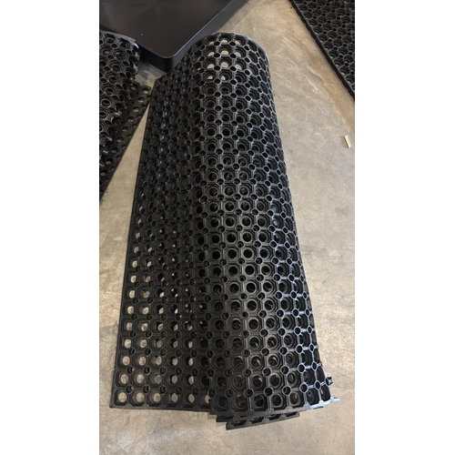 7438 - LARGE HEAVY DUTY RUBBER FLOOR MATTING