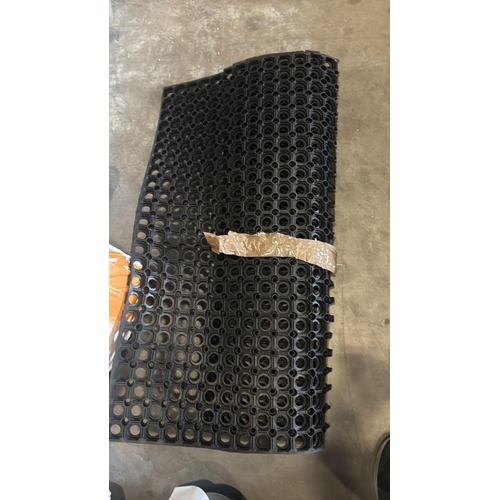 7440 - LARGE HEAVY DUTY RUBBER FLOOR MATTING